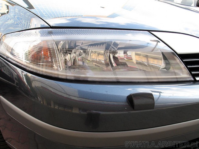 Renault Laguna i reflektor xenon. W takich reflektorach stosuje się palnik D2R. ...